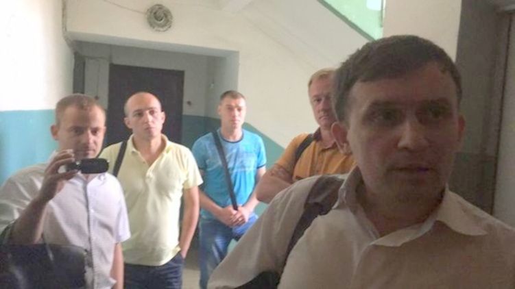Работники СБУ пришли на обыск к журналисту "Страны" по делу о гостайне. Об этом случае упоминает Freedom House