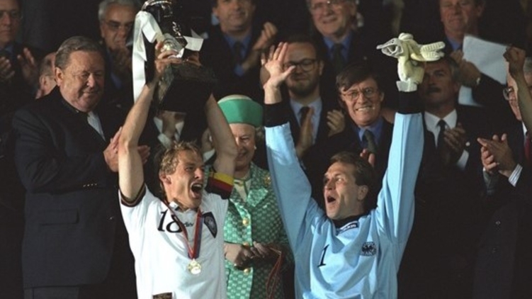Юрген Клинсманн и Андреас Кепке (справа) после финала Евро-1996, UEFA