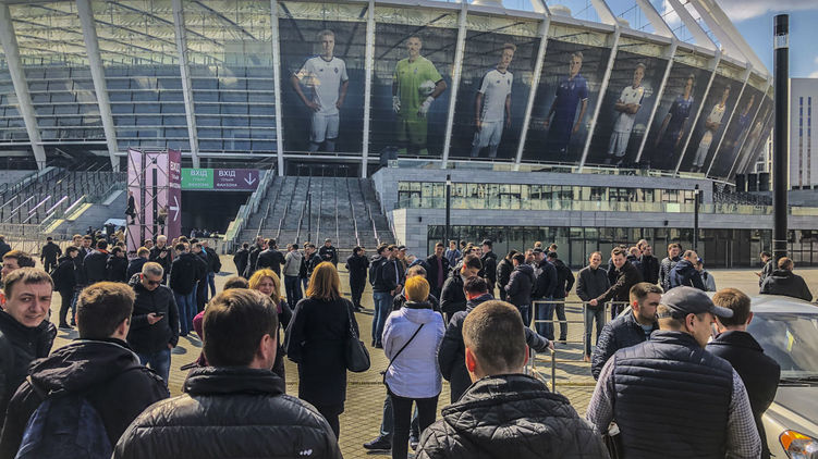 За несколько часов до дебатов Порошенко и Зеленского на НСК "Олимпийский". Фото: kiev.informator.ua