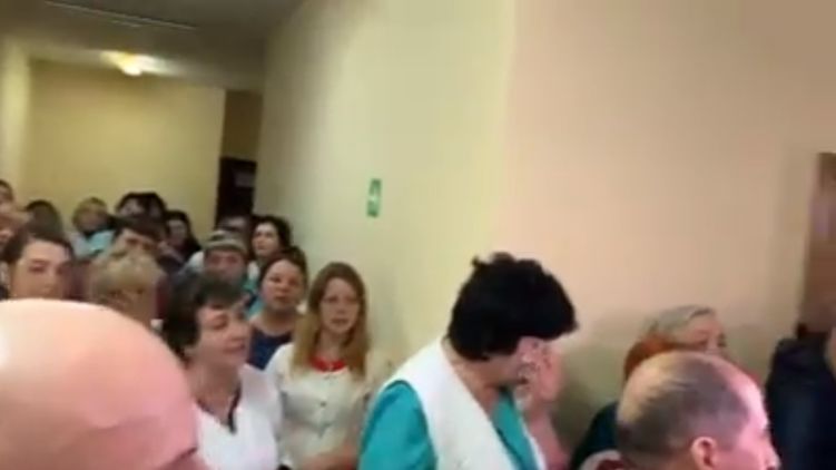 Сотрудник больницы спели гимн, когда узнали, что к ним не везут эвакуированных. Скриншот: facebook