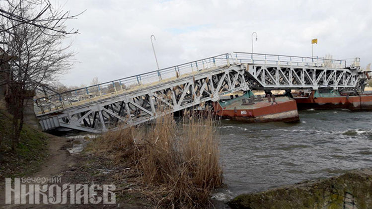 Сильный ветер обрушил мост в Николаеве. Фото: vn.mk.ua