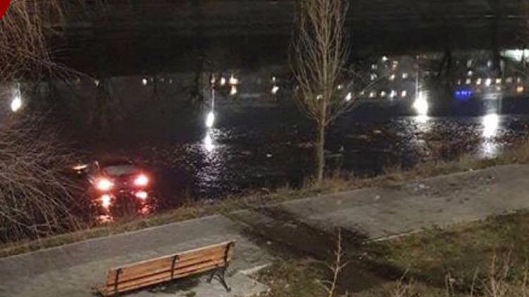 В Киеве машина с людьми упала в ледяной Днепр. Их жизни спас прохожий. Фото: Киев оперативный