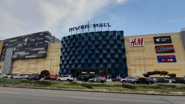 Киевские ТРЦ не ушли на карантин, однако посетителей там немного. Фото: River Mall