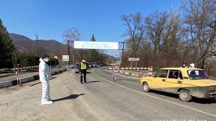 На въезде в "украинский Ухань" - село Коленковцы Черновицкой области - поставили блокпост. Фото: Национальная полиция