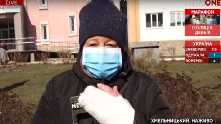 Журналистка Татьяна Сивоконь получила травму руки. Фото: newsone.ua