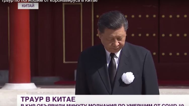 Президент Си Цзиньпин с белым цветком на груди в знак скорби. Фото: Скриншот YouTube