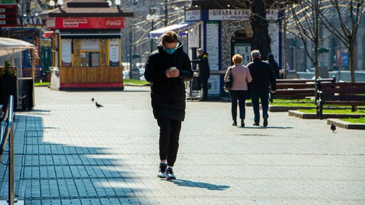 С 6 апреля без маски выходить на улицу запрещено, фото Страна