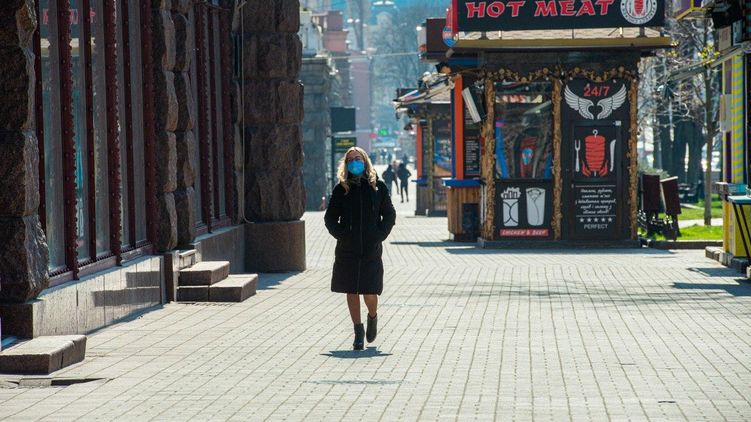 Кабмин хочет получить право не выпускать украинцев за границу в случае объевления карантина. Фото: Страна