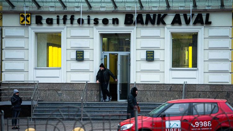 Ряд украинских банков открывают отделения с 12 мая. Фото: Страна