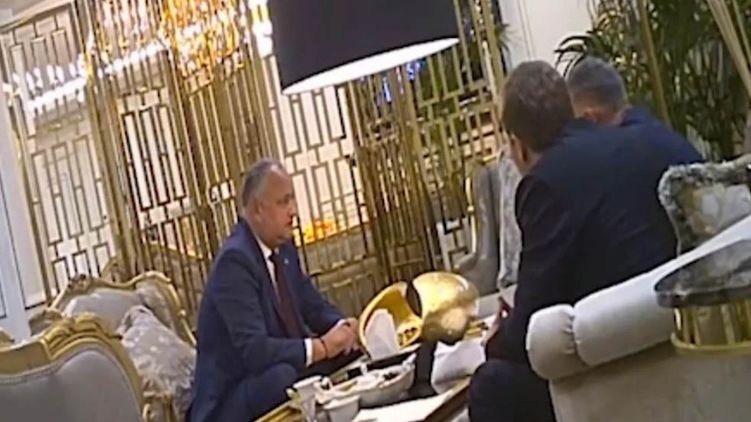В Молдове опубликовали компрометирующее Додона видео. Скриншот: YouTube/ 10 TV