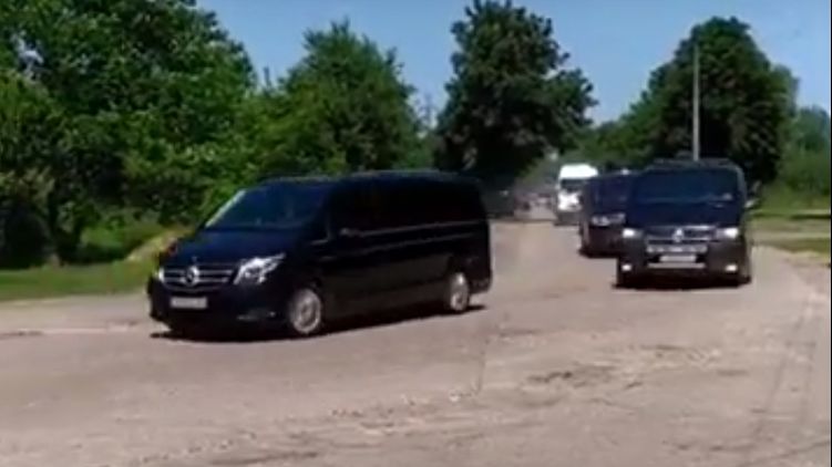 Зеленского в Чернигове сопровождал кортеж, в котором было около 15 автомобилей. Скриншот из видео