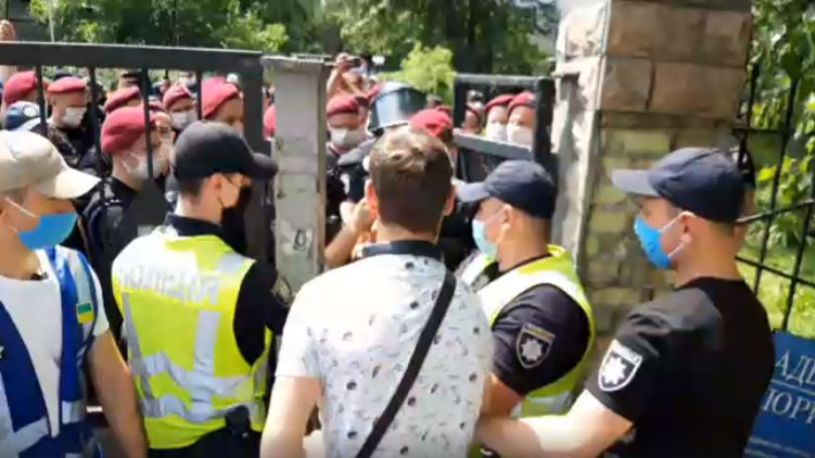 Журналистов вытолкнули из двора суда во время заседания по мере пресечения Стерненко