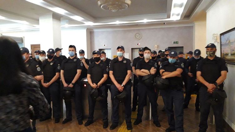 Полиция вывела из зала суда всех журналистов, фото Страна