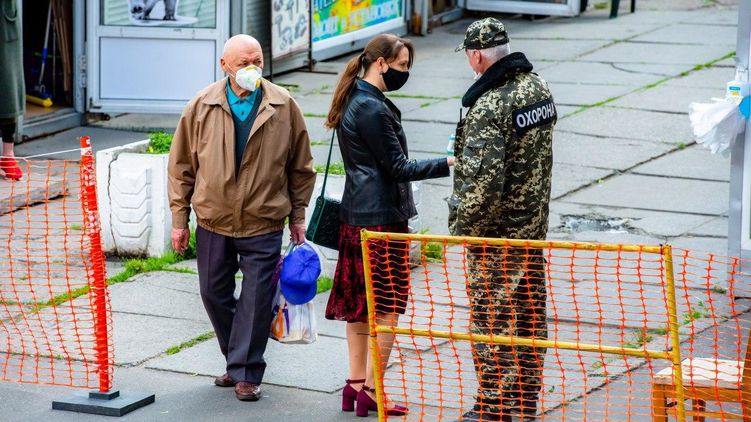 В Украину могут вернуть жесткий карантин. Фото: Страна