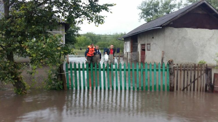 Спасатели ликвидируют последствия непогоды в западных регионах. Фото: ГСЧС