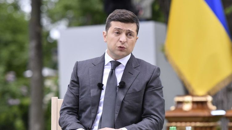 Зеленский вручил известным людям награды ко Дню Конституции Украины. Фото: Страна
