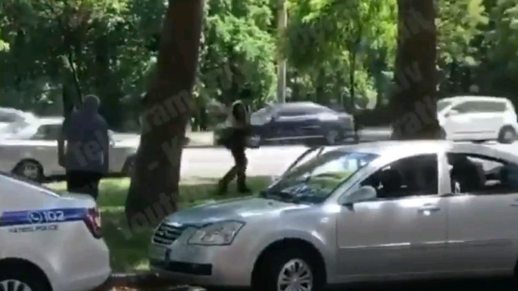 Полицейский оборонялся от атаковавшей собаки пистолетом. Скриншот из видео