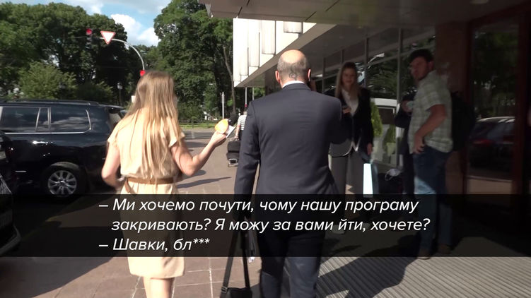 Жутналисты телекомпании требуют увольнения Аласании с поста главы правления НОТУ. Скриншот с видео