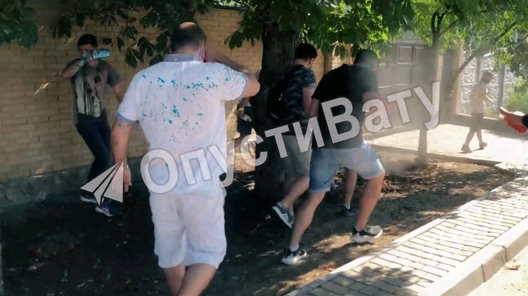 В стычке использовали зеленку и слезоточивый газ. Скриншот из видео