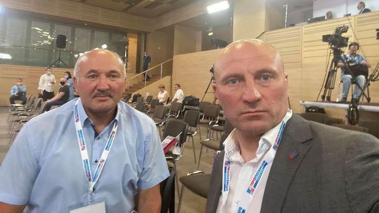 Мэр Черкасс Анатолий Бондаренко (справа) сходил на съезд партии "Пропозиция", но потом ушел в "За будущее", фото: страница Анатолия Бондаренко в Фейсбуке