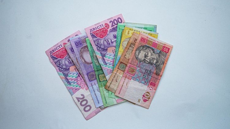 Согласно законопроекту Зеленского, минимальная зарплата будет повышена до 5 тысяч гривен с 1 сентября. Фото: Страна