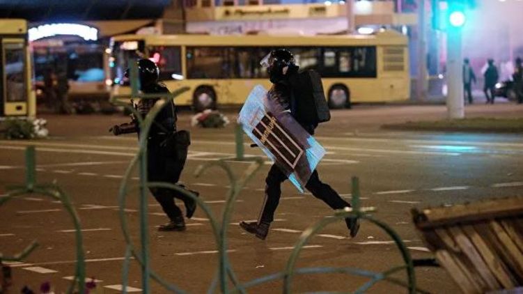 Силовики разгоняют митингующих в Минске, фото: ria.ru