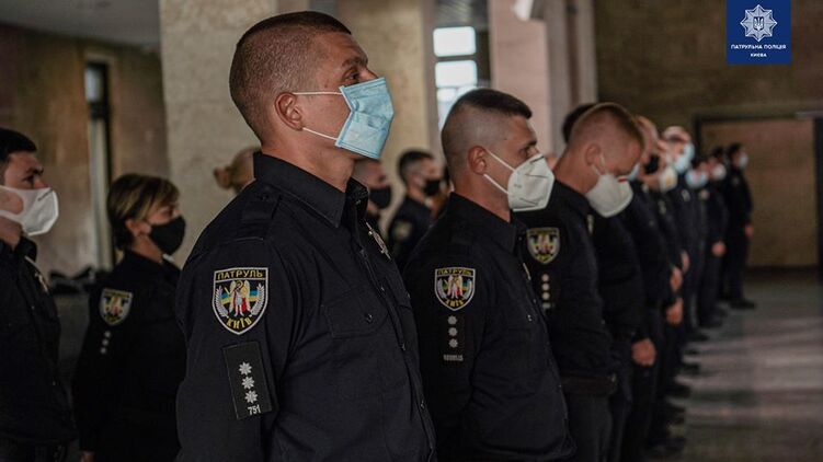 В Киеве дети из окна звали на помощь. Фото: Патрульная полиция Киева