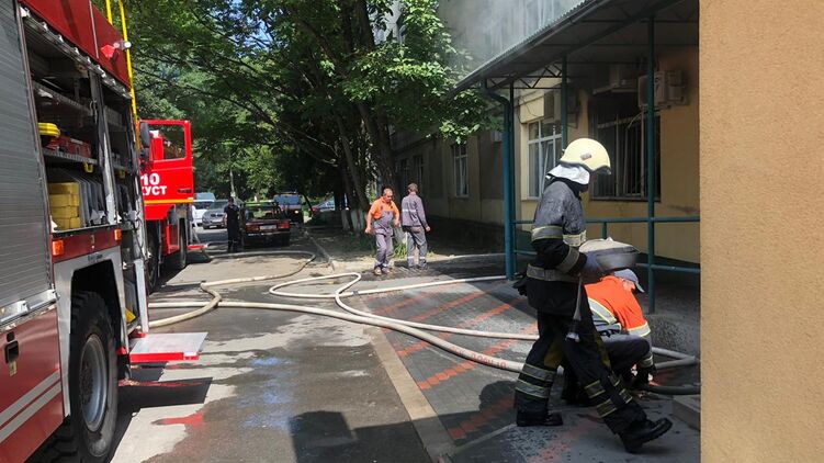 На Закарпатье из-за пожара в больнице пришлось эвакуировать 200 человек. Фото: zk.dsns.gov.ua