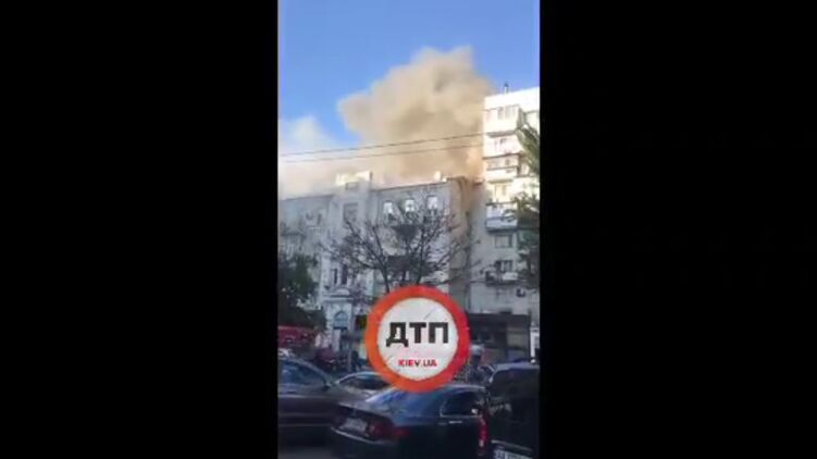 Жилое здание горит на Большой Васильковской. Скриншот