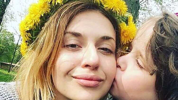 Анастасия Луговая с сыном Захаром, на глазах которого ее избили и попытались изнасиловать в поезде "Мариуполь - Киев". Фото: соцсети