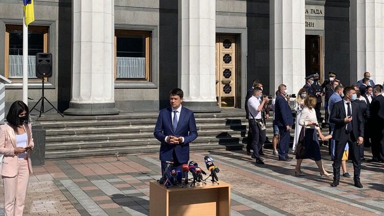 Разумков ответил на вопрос о том, когда журналистов пустят в кулуары Рады. Фото: Страна