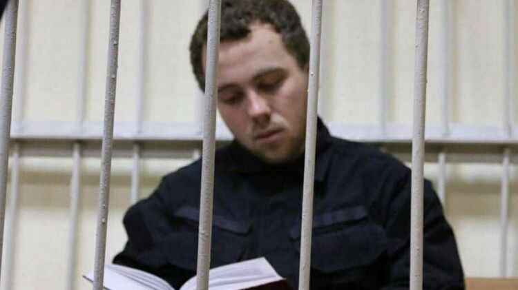 Обвиняемый в зале суда Игорь Гуменюк во время процесса ведет себя отстраненно и демонстративно читает художественную литературу. Фото из facebook сторонников Гуменюка