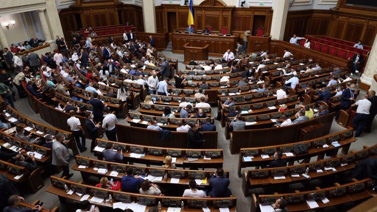 Рада может установить компенсации за задержку соцвыплат. Фото: "Страна"
