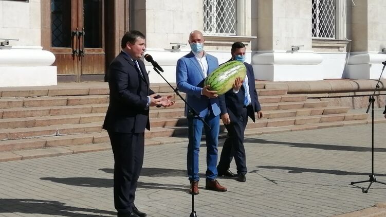 Шмыгалю преподнесли самый большой арбуз этого урожая. Фото: ukrinform.ua