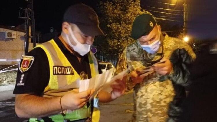 Правоохранители в Умани проверяют иностранцев. Фото: МВД Украины