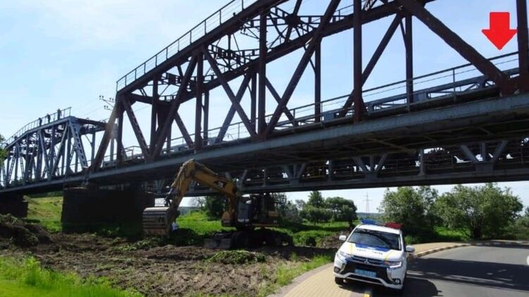 Подросток получил сильные ожоги после прогулки по ж/д мосту. Фото: Нацполиция