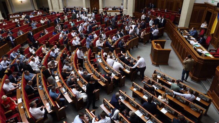 Парламент может ввести штрафы для владельцев помещений за нарушения масочного режима. Фото: "Страна"