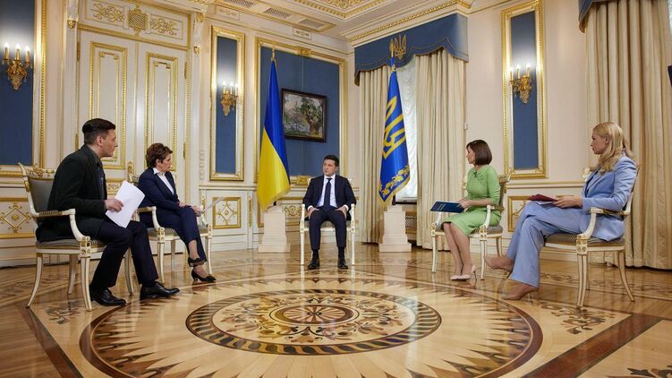 Владимир Зеленский дал интервью украинским каналам. Фото: Facebook/ Офіс Президента України