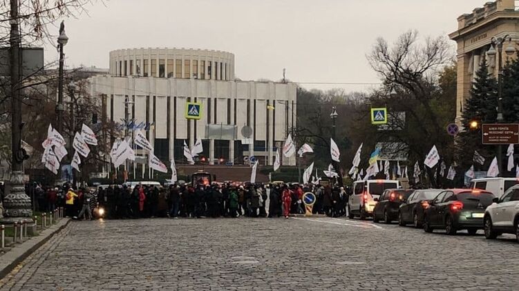 Движение по улице Грушевского перекрыто. Фото: Патрульная полиция Киева