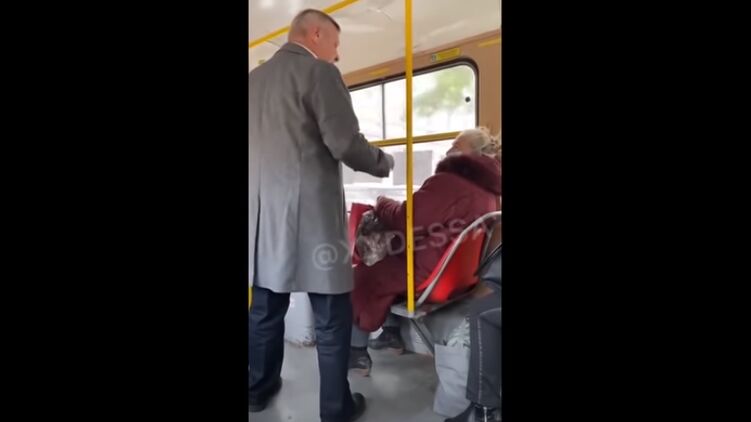 Мужчина грозил пенсионерке расправой. Скриншот с видео