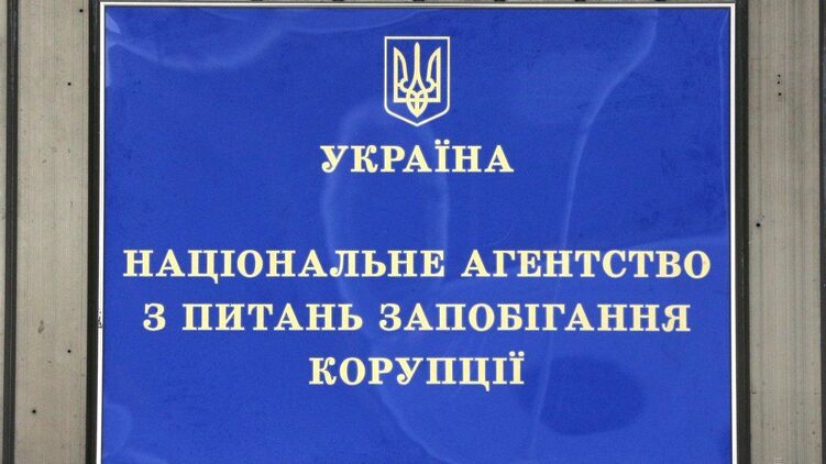 В НАПК отметили, что принятый Радой закон не предусматривает лишения свободы, как меры наказания для коррупционеров. Фото: Facebook
