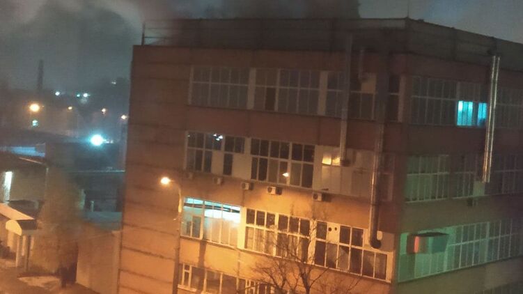 В Киеве очередное возгорание, горит крыша Витаминного завода. Фото: Киев Оперативный 
