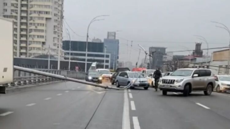 В Падении фонарей на Шулявском мосту в Киеве скорее всего виноват подрядчик. Скриншот из видео