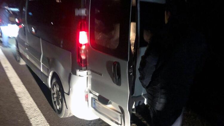В Житомирской области полиция нашла микроавтобус, набитый янтарем. Фото: zt.npu.gov.ua