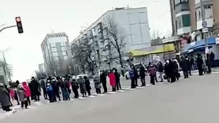 В протестном мероприятии принимают участие десятки человек. Скриншот из видео