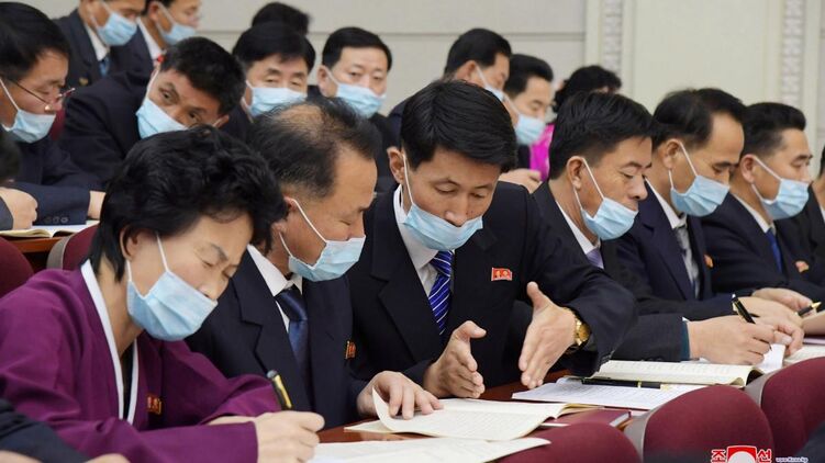 Власти Северной Кореи внезапно надели защитные маски, фото: KCNA / Reuters