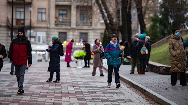 Несчастливыми себя считают больше трети украинцев. Фото: Страна