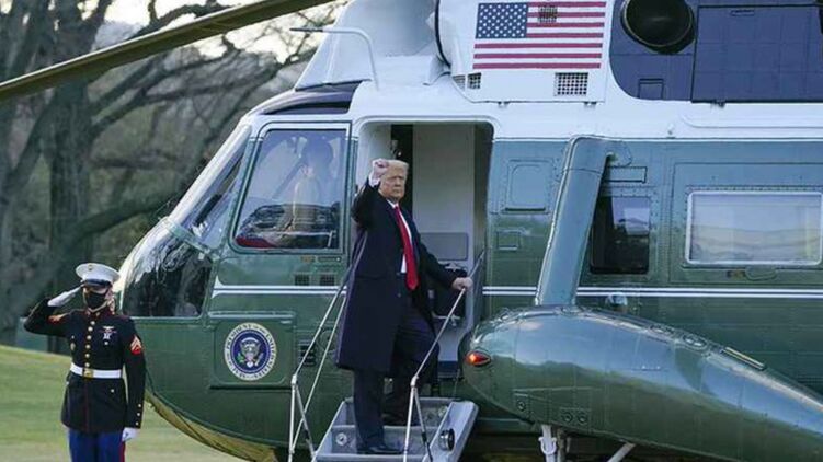 Покидающий пост президента Дональд Трамп улетел с Белого дома на вертолете. Фото: twitter