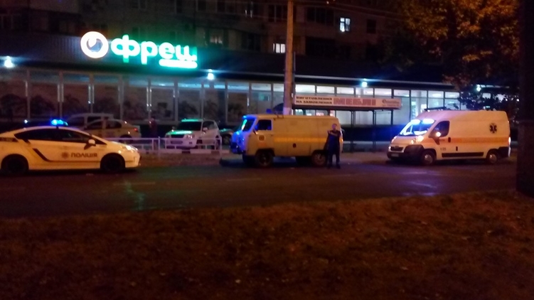 Взрыв повредил только входные двери банка, khersonline.net