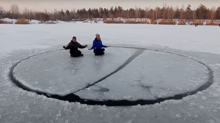 Ледяная карусель на озере. Скриншот из видео